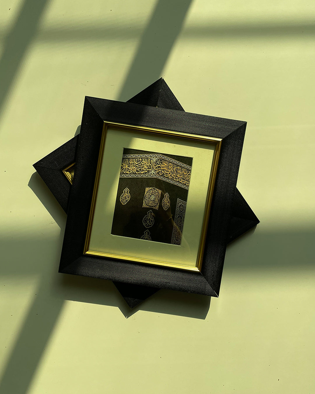 Ka'bah Islamic wall frame in black and gold – Painting 1